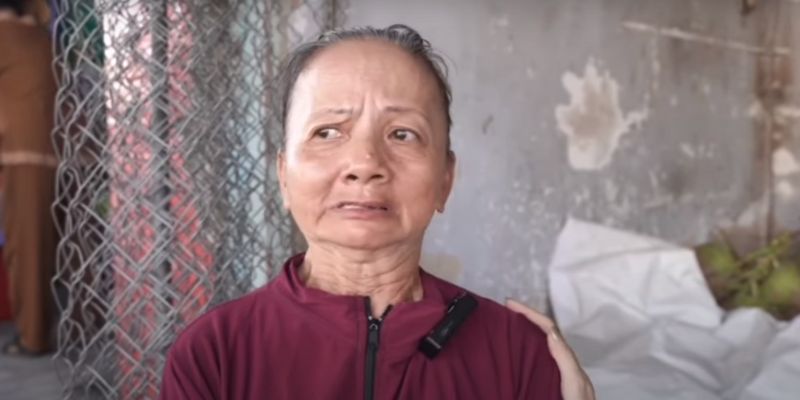 Hoàn cảnh người phụ nữ nhỏ bé bán những quả dừa